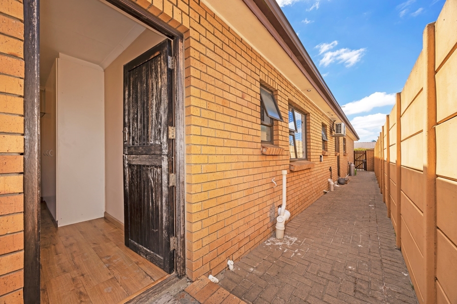 5 Bedroom Property for Sale in Sonkring Western Cape